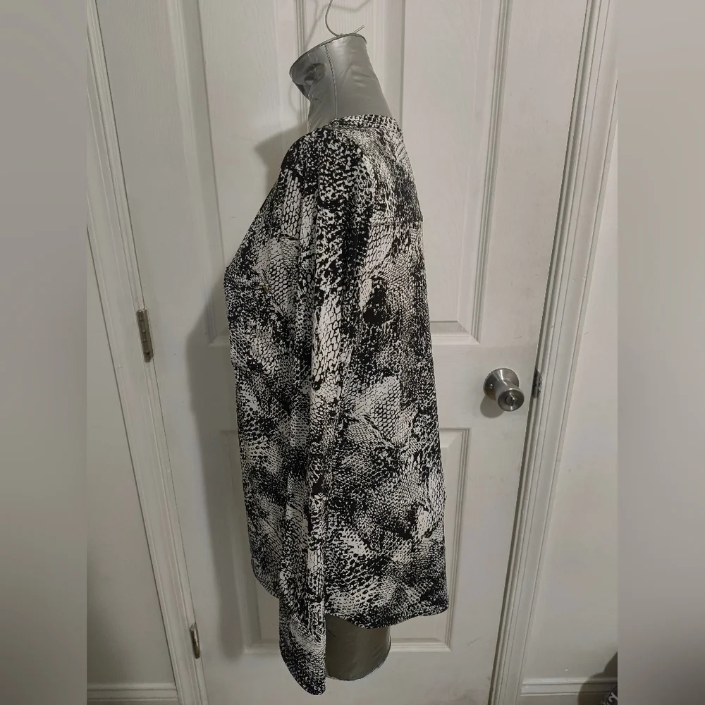 Women's Black and White Snake Print Top 21 - Picture 2 of 4